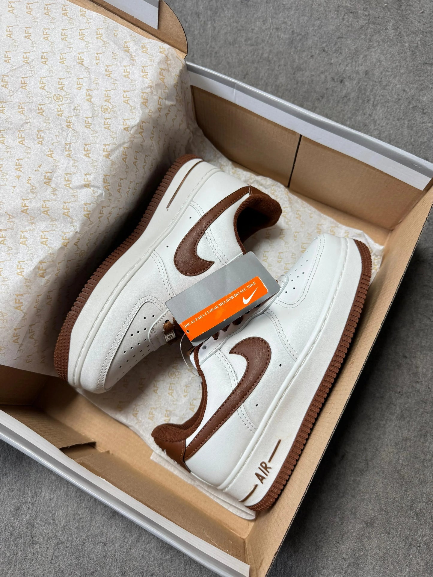 TÊNIS AIR FORCE LINHA LUXO BRANCO & CACAU